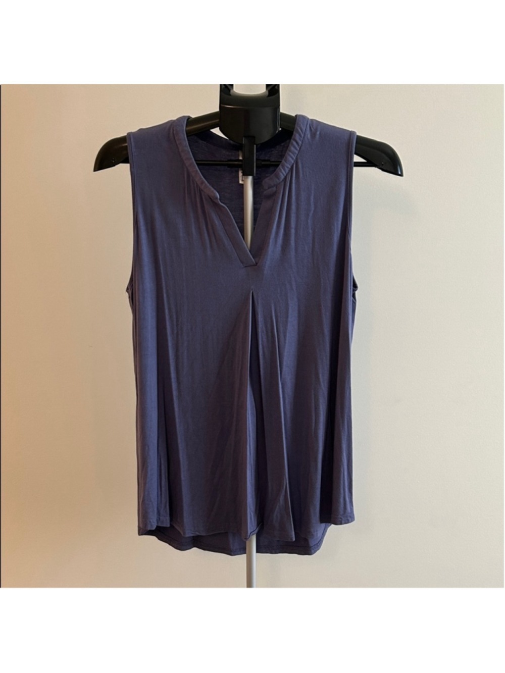 Chic Sleeveless V-Neck Tank Top in Purple